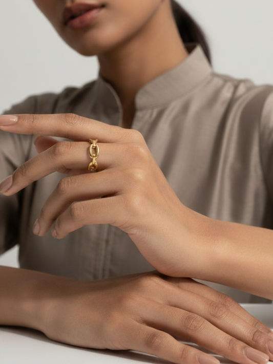 an Indian Model wearing out Chunky Chain Linked Adjustable Rose Gold Ring
