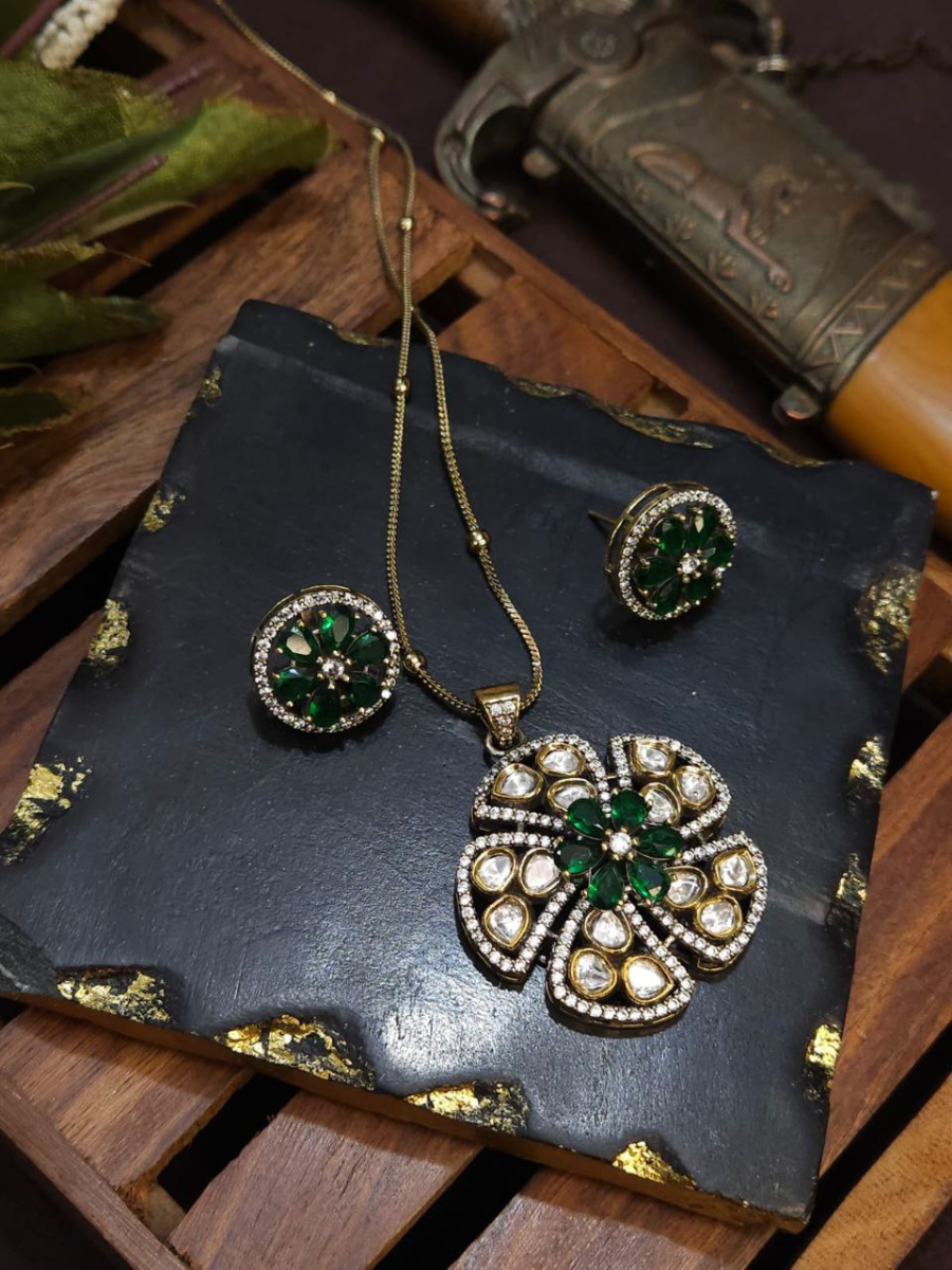Buy Classic Green Floral Kundan Pendant Golden Necklace Set Online - TheJewelbox