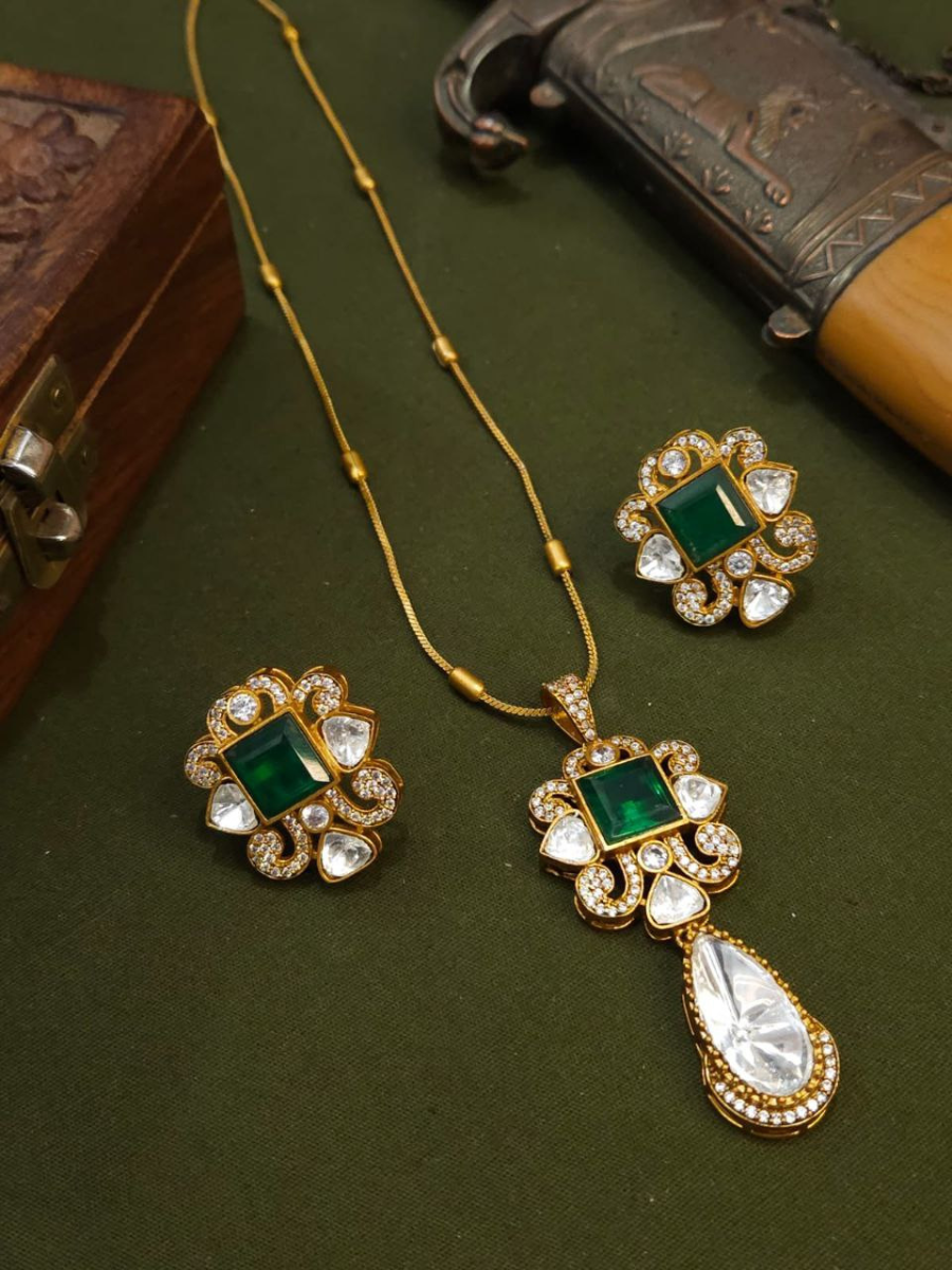 Buy Emerald Green Stone Antique Gold Plated Pendant Chain Necklace Set Online - TheJewelbox