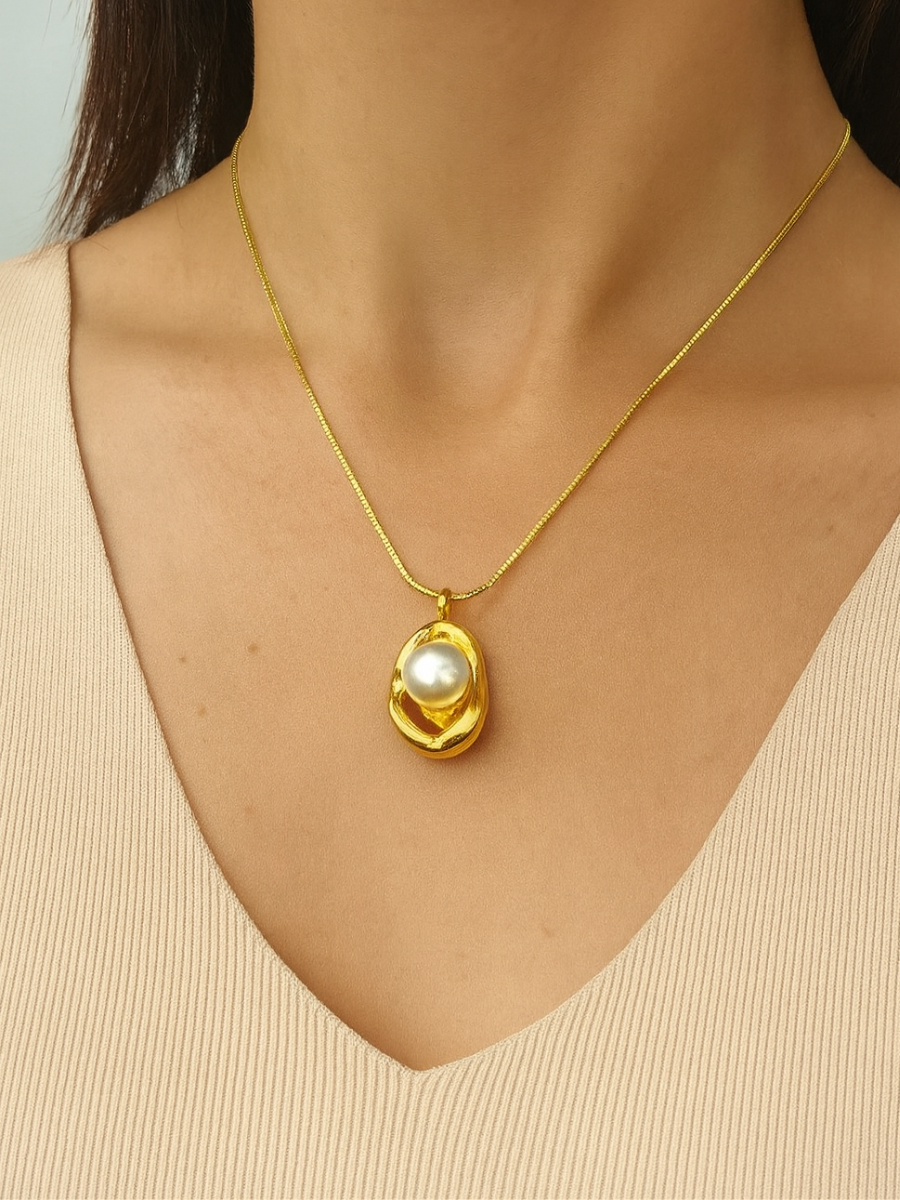 Luxury Round Pearl Charm Pendant Gold Necklace