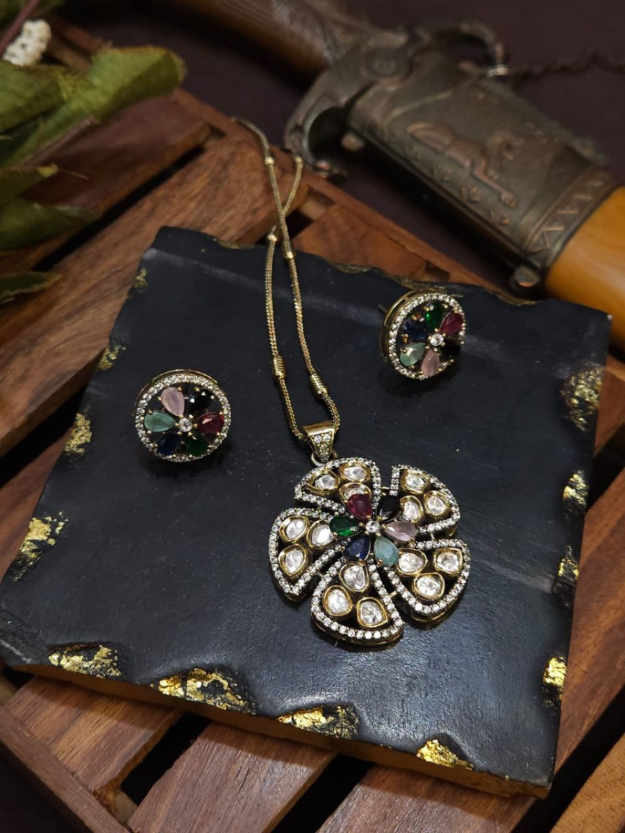 Buy Multicolor Floral Kundan Pendant Golden Chain Necklace Set Online - TheJewelbox