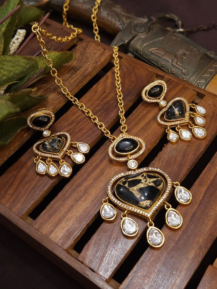 Buy Royal Black Stone Golden Kundan Pendant Necklace Set Online - TheJewelbox