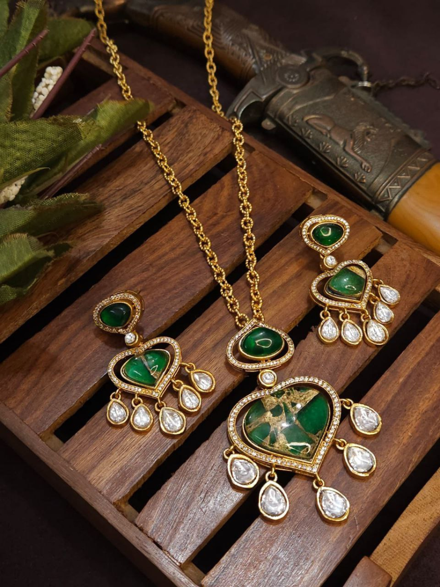 Buy Royal Green Stone Golden Kundan Pendant Necklace Set Online - TheJewelbox
