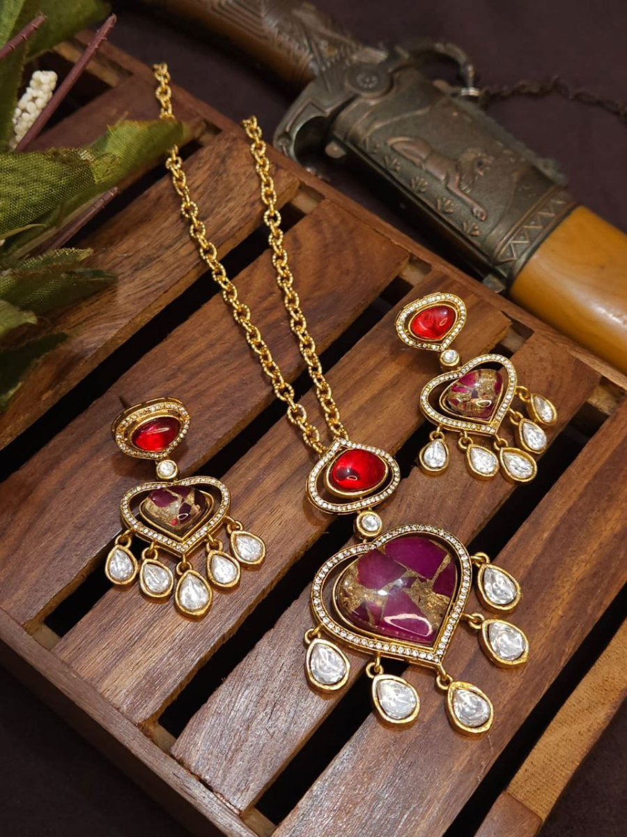 Buy Royal Ruby Red Stone Golden Kundan Pendant Necklace Set Online - TheJewekbox