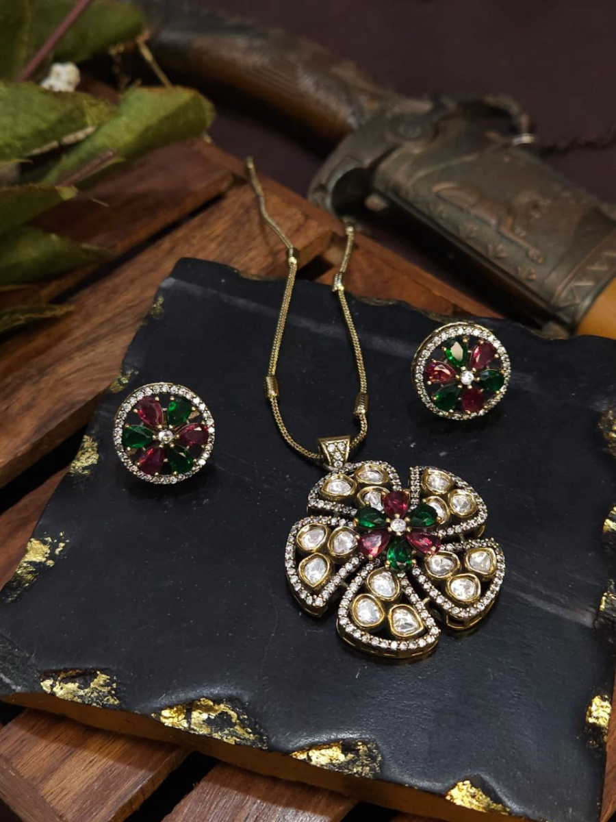 Buy Ruby Red and Green Floral Kundan Pendant Necklace Set Online - TheJewelbox