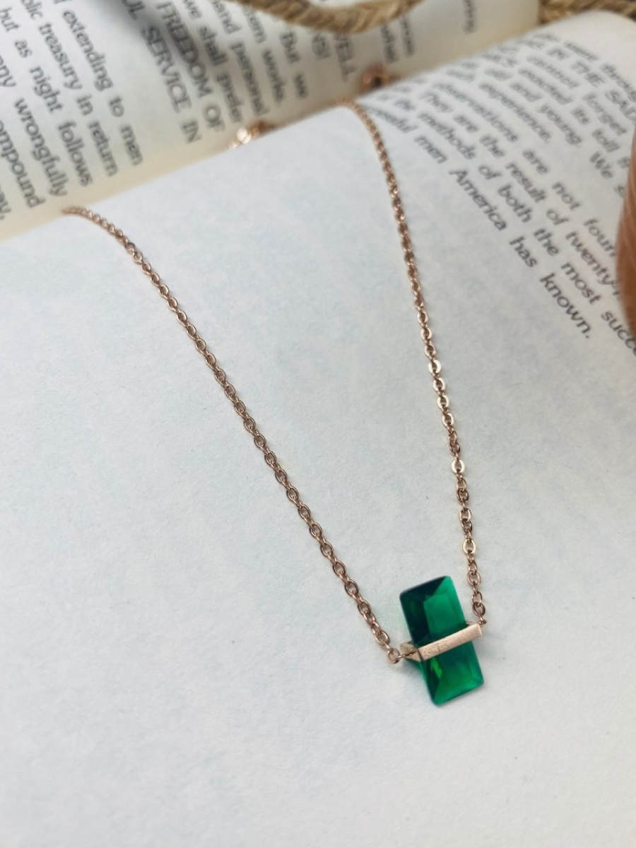Buy Rose Gold Minimal Green Stone Necklace Online – The Jewelbox