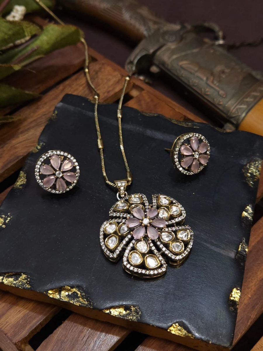 Buy Baby Pink Floral Kundan Pendant Golden Necklace Set Online - TheJewelbox