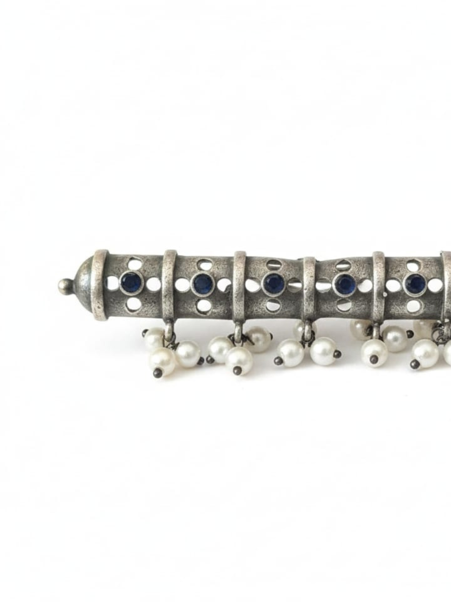 Statement finger ring with pearl hangings