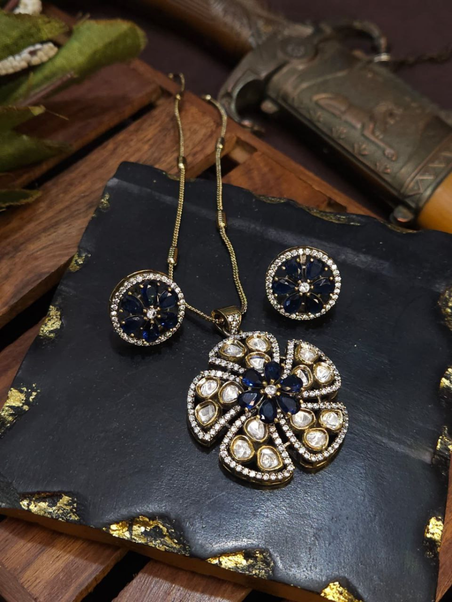 Buy Classic Blue Floral Kundan Pendant Golden Necklace Set Online - TheJewelbox