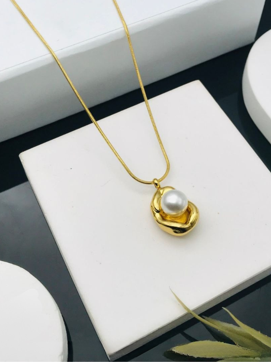 Gold necklace with a pearl pendant