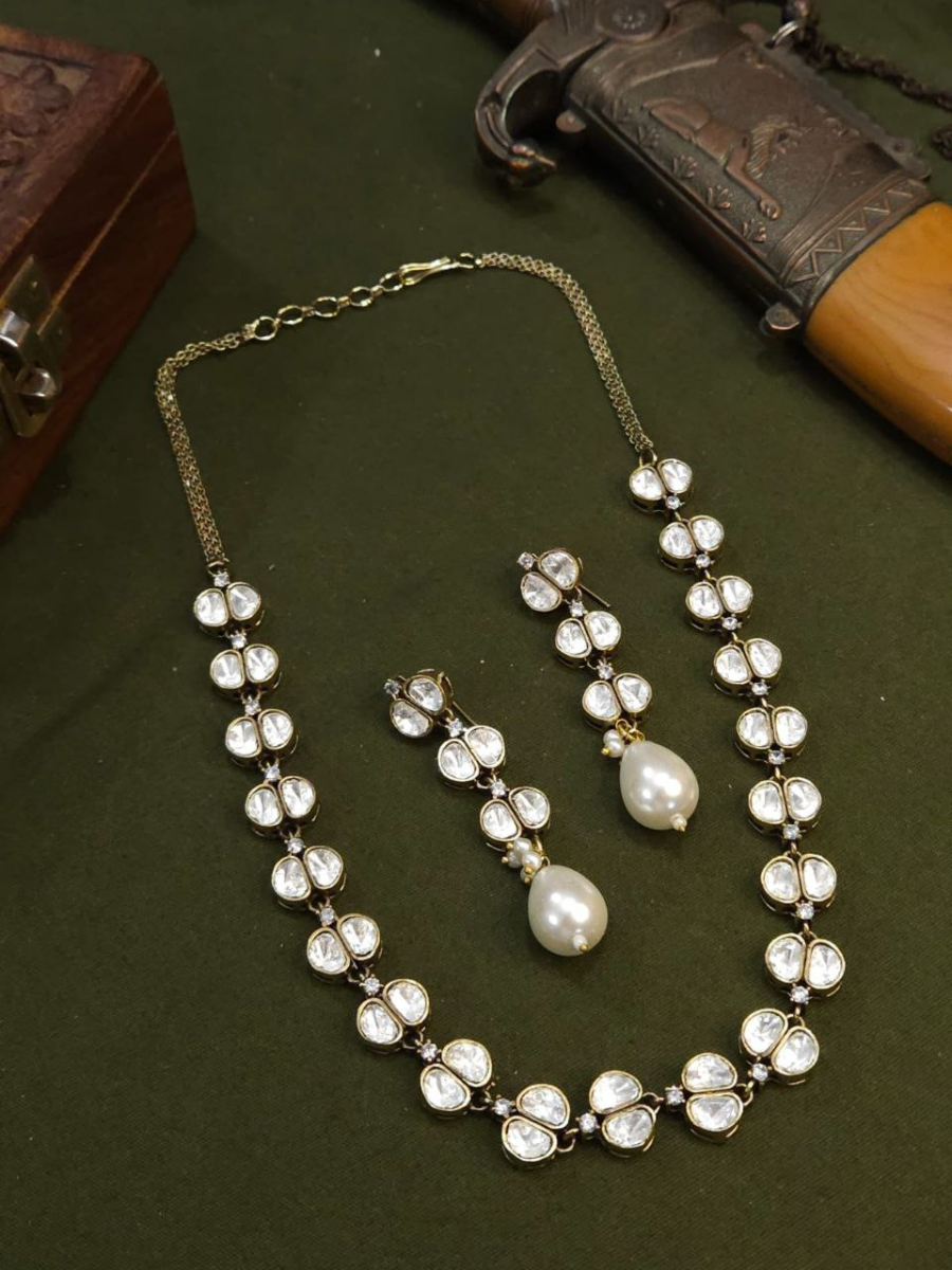 Buy Minimal Victorian Polished Polki Kundan choker Necklace Set Online - TheJewelbox