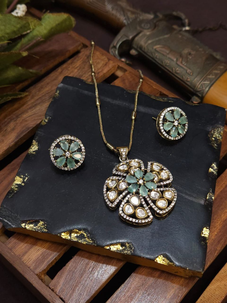Buy Mint Green Floral Kundan Pendant Golden Chain Necklace Set Online - TheJewelbox