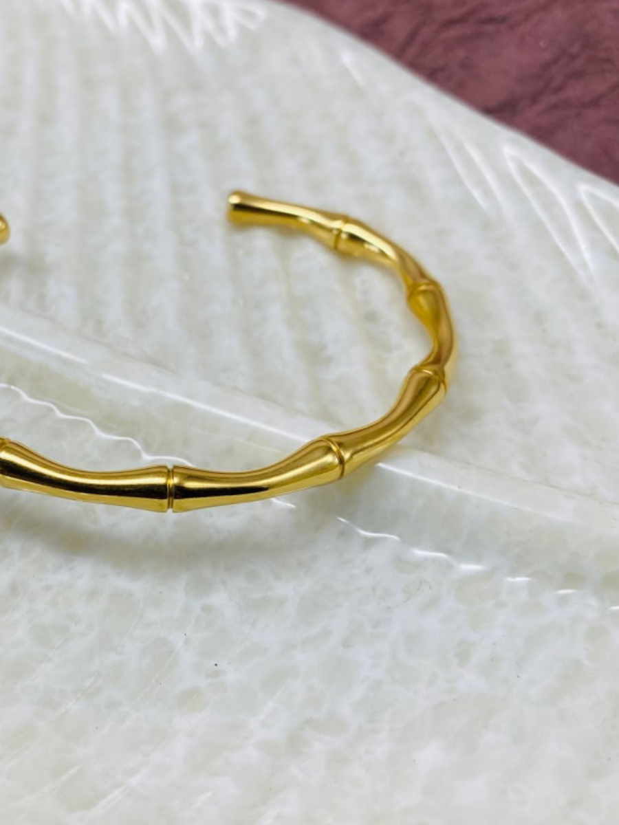 Stylish Women's Golden Cuff Bracelet - Closure